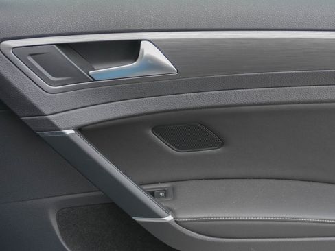 Used 2019 Volkswagen Golf SE image 33