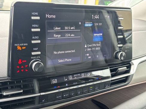 Used 2024 Toyota Sienna XLE FWD image 25