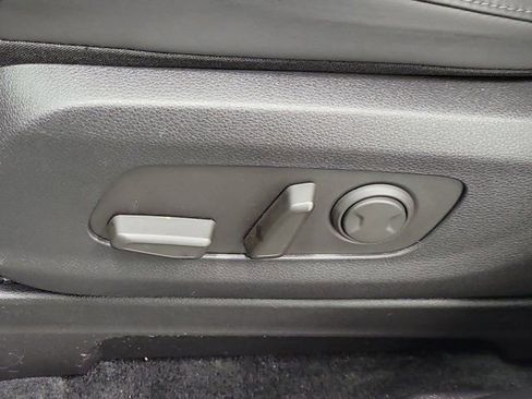 Used 2024 Kia Carnival EX FWD image 21