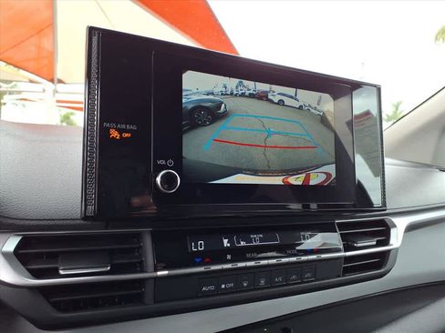 Certified 2025 Toyota Sienna LE FWD image 13