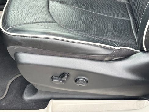 Used 2023 Chrysler Pacifica Limited FWD image 16