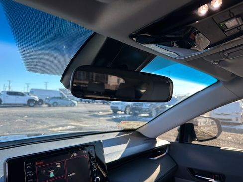 Used 2021 Toyota Venza LE image 18