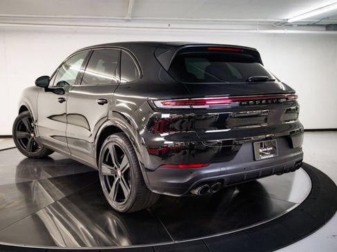 Certified 2026 Porsche Cayenne AWD/4WD image 3