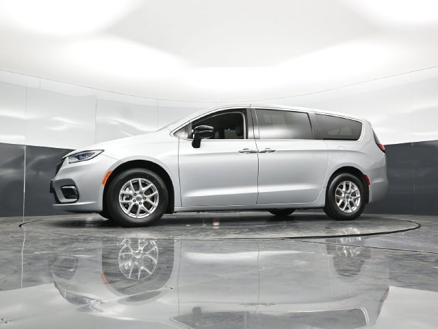 Used 2024 Chrysler Pacifica Touring-L FWD image 59