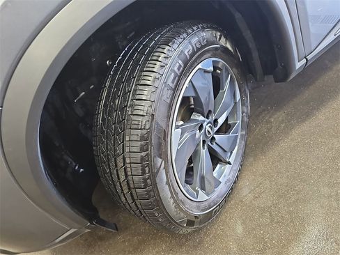 Used 2024 Nissan Rogue SV image 31