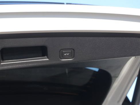 Used 2025 Chevrolet Traverse LT image 32