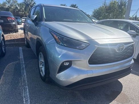 Certified 2025 Toyota Highlander LE image 9