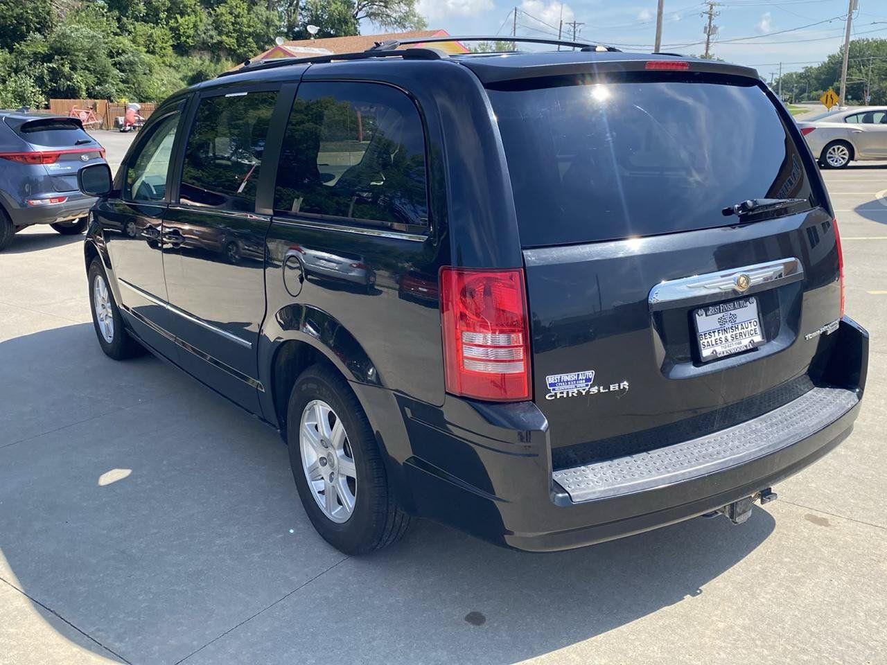 Used 2010 Chrysler Town & Country Touring w/ Family Value Group FWD image 8