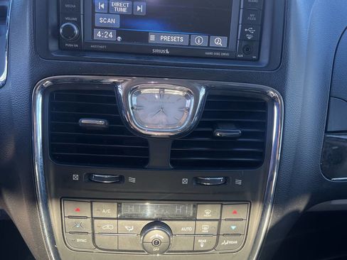 Used 2016 Chrysler Town & Country Touring image 13