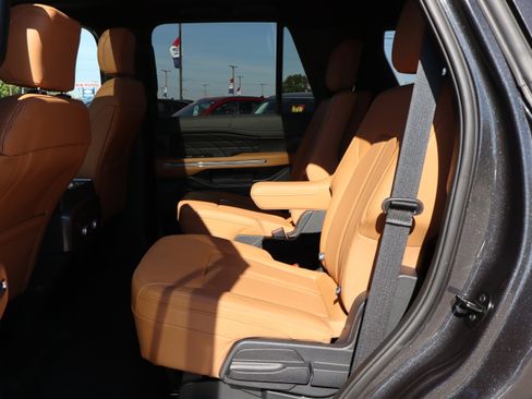 Used 2024 Ford Expedition Platinum image 11