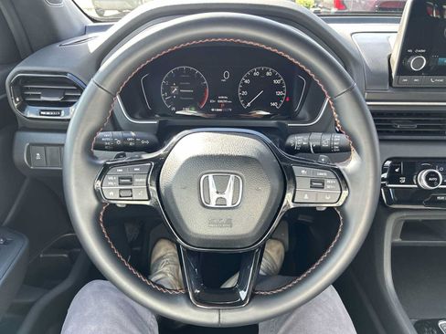 Used 2025 Honda Pilot Sport image 11