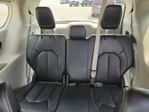 Used 2023 Chrysler Pacifica Touring-L FWD image 15