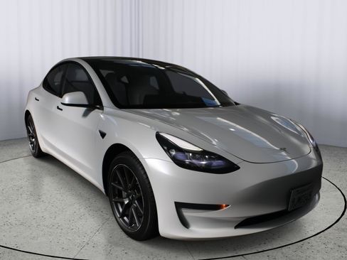 Used 2023 Tesla Model 3 Standard Range RWD image 2