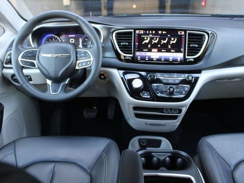 Used 2024 Chrysler Pacifica Touring-L FWD image 17