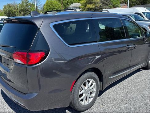 Used 2020 Chrysler Pacifica Touring-L FWD image 3