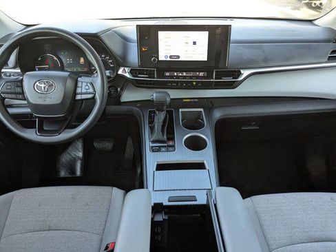 Used 2025 Toyota Sienna LE image 24