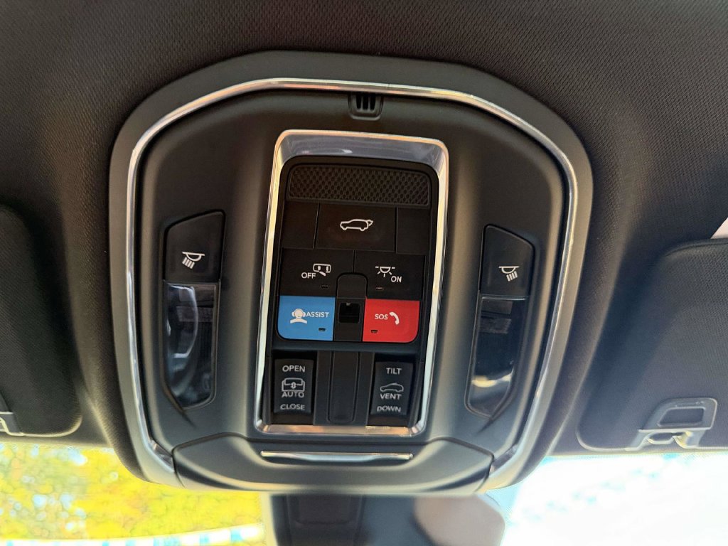 Used 2025 Jeep Grand Cherokee Laredo X w/ Luxury Tech Group I AWD/4WD image 37