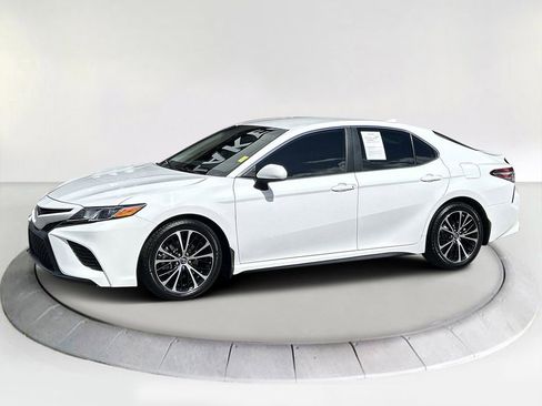 Used 2019 Toyota Camry image 1