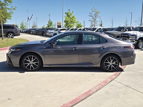 Used 2023 Toyota Camry SE image 3
