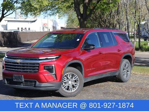 Used 2025 Chevrolet Traverse LT AWD/4WD image 1