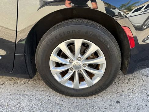 Used 2017 Chrysler Pacifica Touring-L image 22