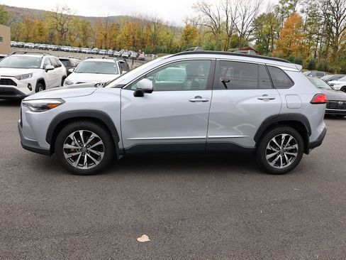 Used 2022 Toyota Corolla Cross XLE w/ Convenience Package image 4