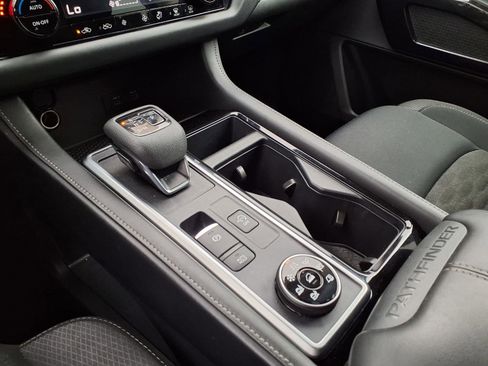 Used 2025 Nissan Pathfinder SV image 25