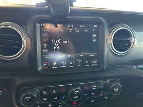 Used 2019 Jeep Wrangler Unlimited Sahara image 25