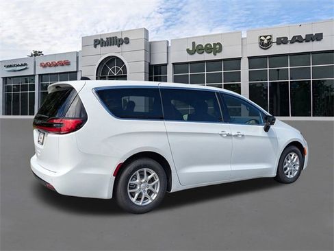 New 2026 Chrysler Pacifica Select image 4