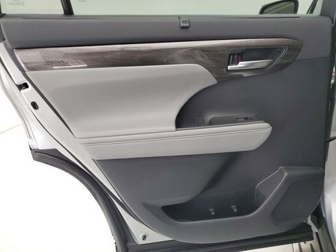 Used 2021 Toyota Highlander Limited image 17