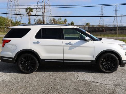 Used 2018 Ford Explorer Platinum image 4