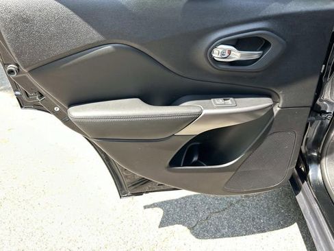 Used 2022 Jeep Cherokee Latitude Lux w/ Mopar Interior Package FWD image 22