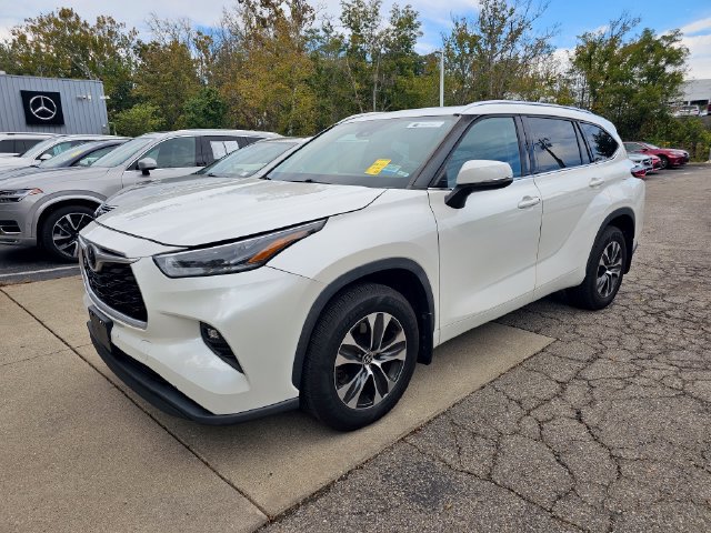 Used 2021 Toyota Highlander XLE AWD/4WD image 3