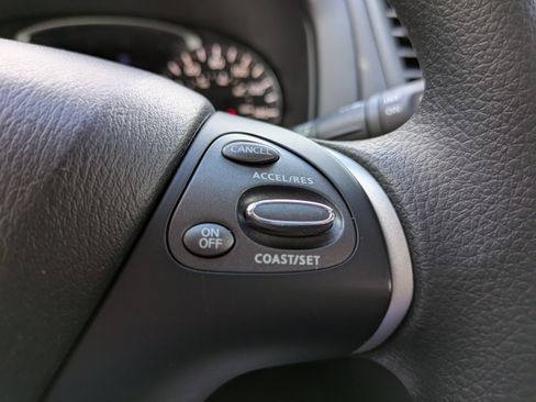 Used 2020 Nissan Pathfinder S image 21