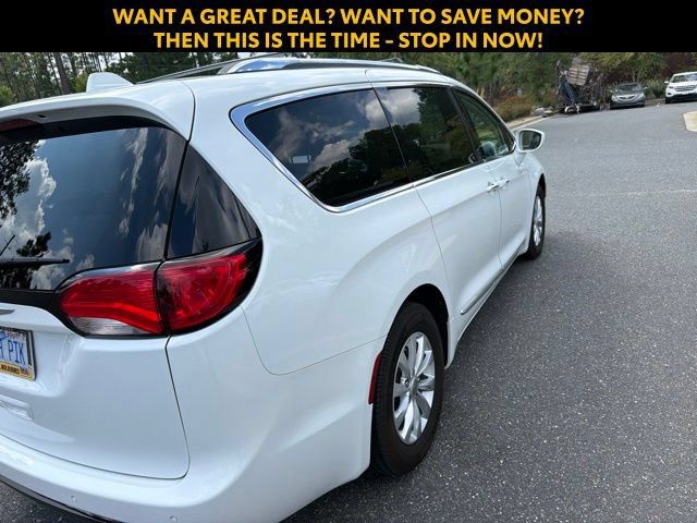 Used 2018 Chrysler Pacifica Touring-L FWD image 12