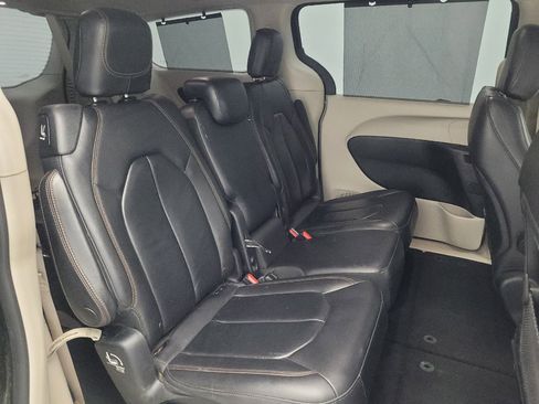 Used 2017 Chrysler Pacifica Touring-L FWD image 19