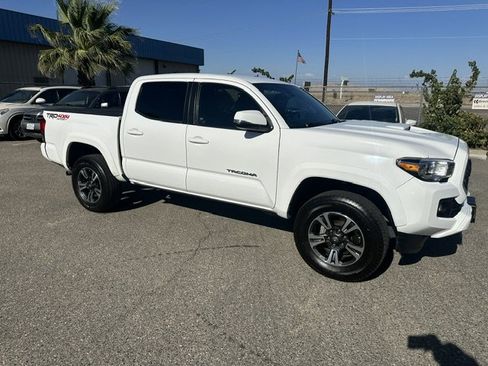 Used 2018 Toyota Tacoma TRD Sport w/ Technology Package AWD/4WD image 16