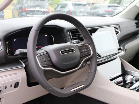 Used 2023 Jeep Wagoneer 2WD image 19