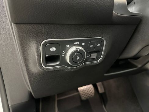 Used 2025 Mercedes-Benz GLB 250 4MATIC image 16