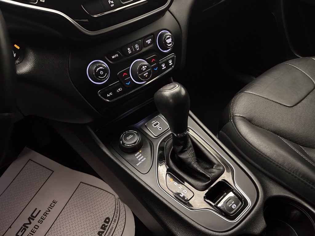 Used 2019 Jeep Cherokee Limited AWD/4WD image 19