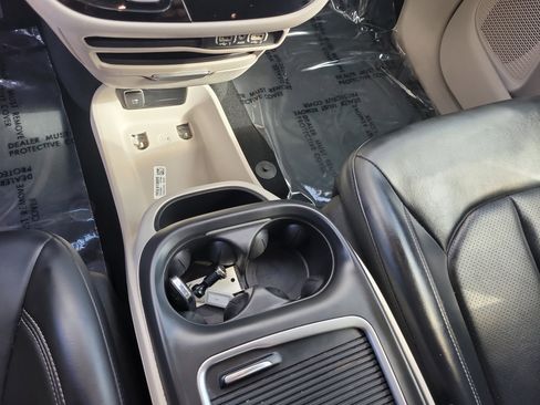 Used 2023 Chrysler Pacifica Touring-L FWD image 24