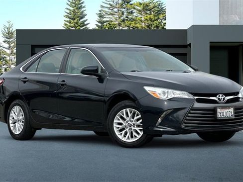 Used 2016 Toyota Camry LE image 2