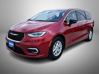 Used 2025 Chrysler Pacifica Select