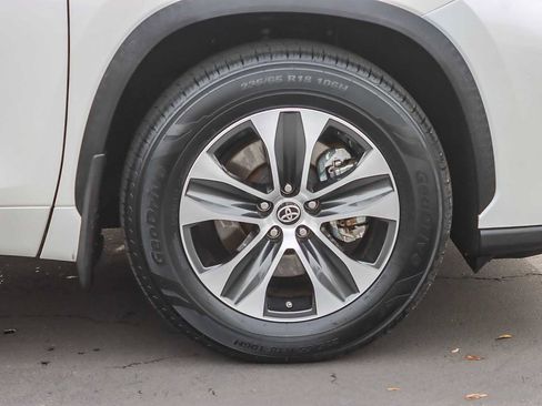 Used 2020 Toyota Highlander XLE image 9