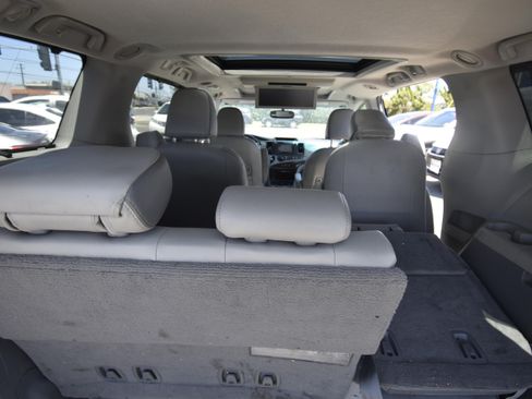 Used 2011 Toyota Sienna Limited w/ Premium Pkg FWD image 10