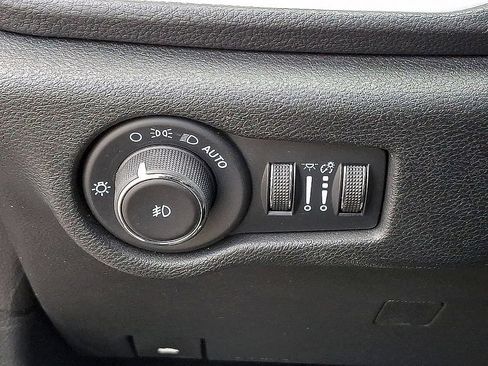 Used 2024 Chrysler Pacifica Limited FWD image 25