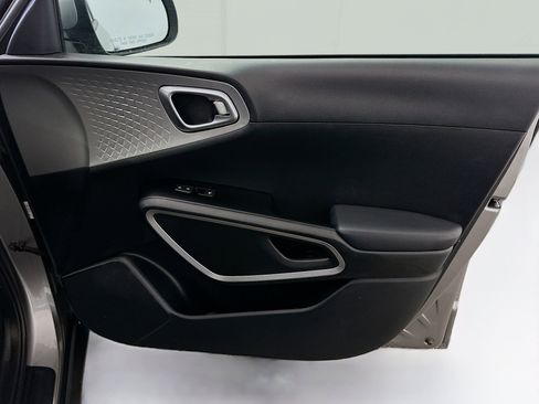 Used 2025 Kia Soul LX w/ LX Technology Package FWD image 32