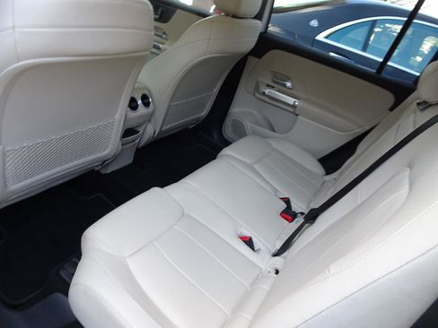 Used 2020 Mercedes-Benz GLB 250 4MATIC w/ Premium Package image 16