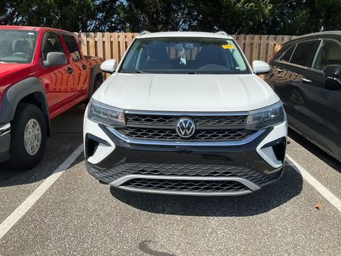 Used 2022 Volkswagen Taos SE image 2