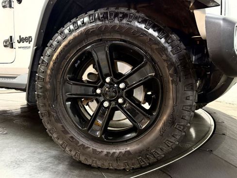 Used 2019 Jeep Wrangler Unlimited Sahara w/ Uconnect 4C Nav & Sound Group AWD/4WD image 10